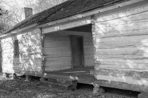 Dogtrot log house built in 1818 at Pond Spring (Photo by Marjorie Kaufman)